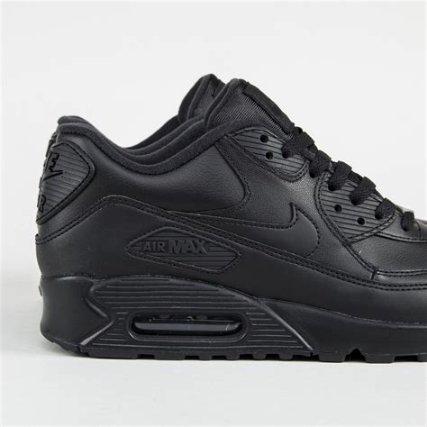 black Nike Air maxes en